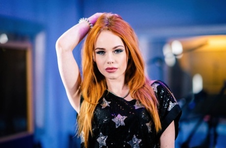 Ella Hughes erotische freie foto