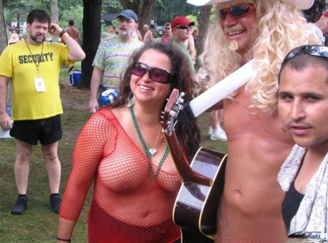 Blonde Dame aus Handelsräumen mit riesigen Titten erotische xxx bild